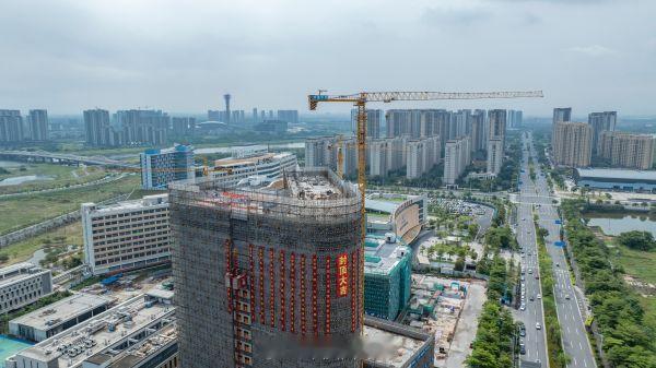 【肇庆新区一商业综合体项目主体结构封顶 打造区域商业新地标】6月5日，肇庆新区T