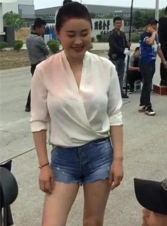 [比心]2009年，赵本山把关婷娜喊到办公室:“小关啊，我想让你做我的御用老伴，