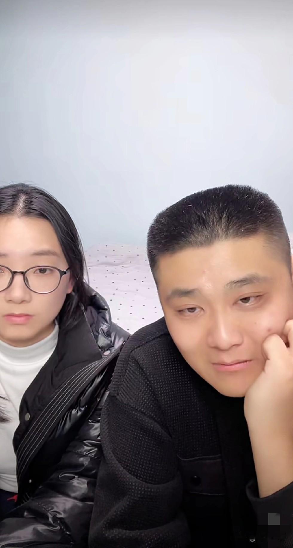 已经有品牌方找双胞胎的哥哥带货了，哥哥晚间直播时告诉网友。郁豹豹在榜单上，一会儿