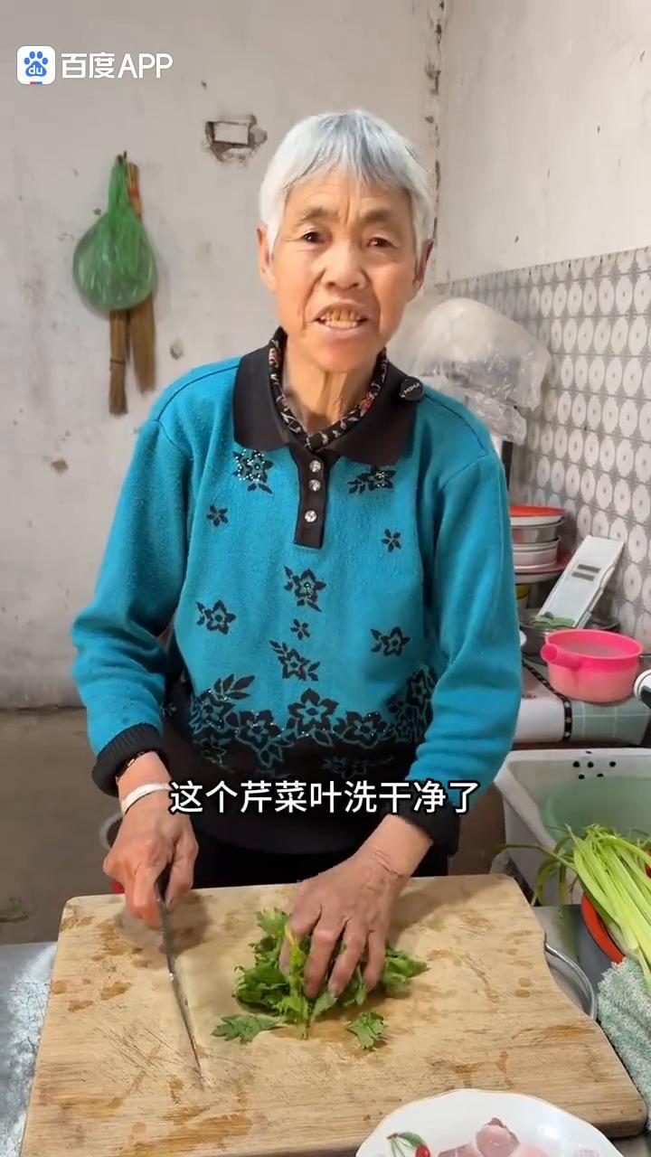 芹菜叶子手擀面。
芹菜叶子嫩嫩的怎么扔了？今天又不吃还要它怎么吃？今天炒芹菜炒肉