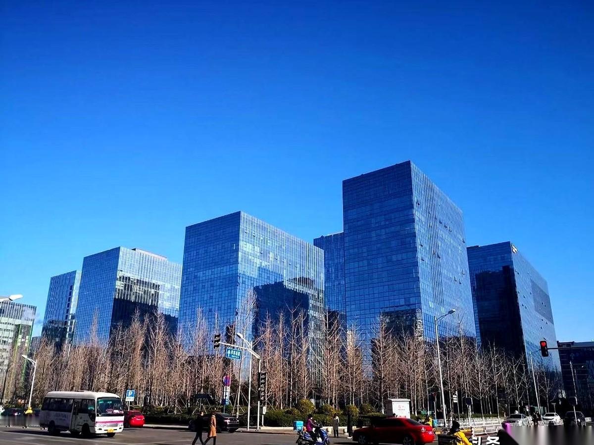 一纸通报，“双开”两个字，就把一个人从深圳到广州、再到乌鲁木G齐的几十年，全抹了