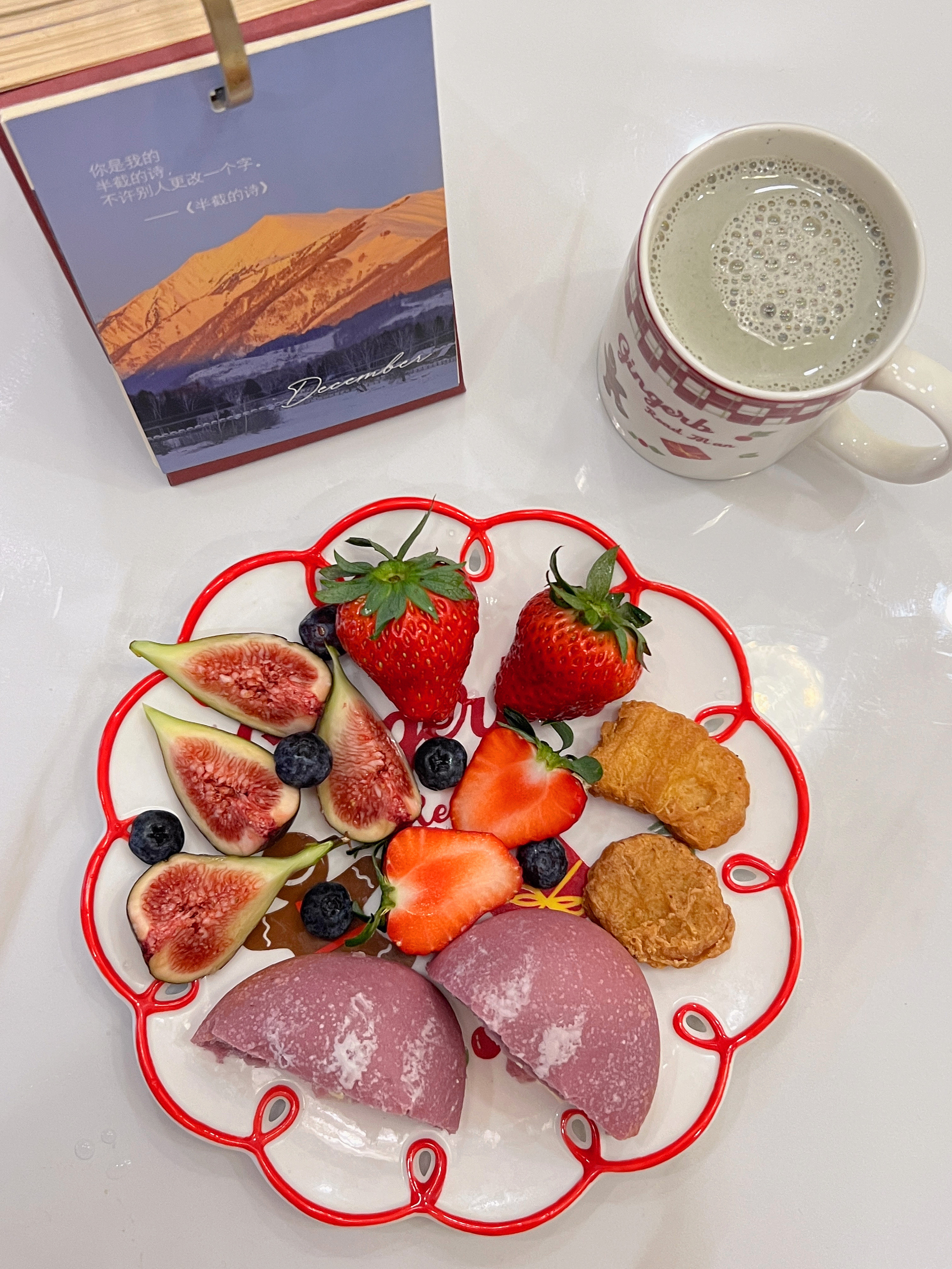 最近买的草莓和无花果都好甜甜  就是网购的车厘子一直不发货   每天都有面包和家