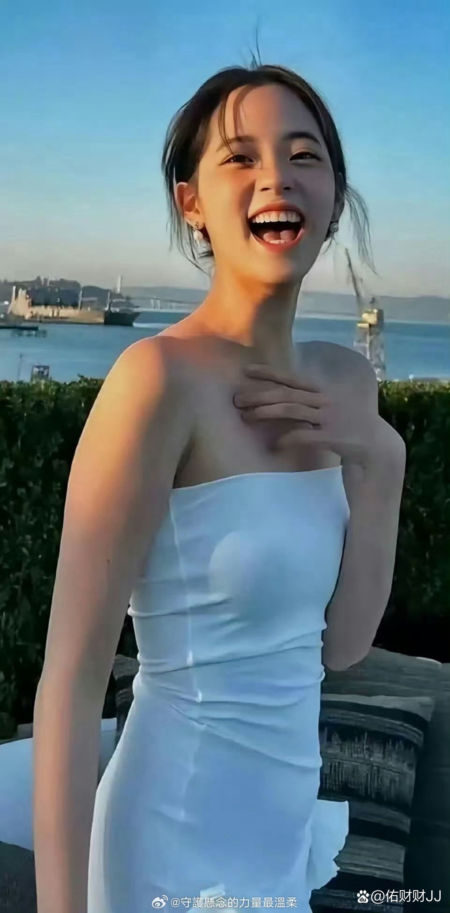 欧阳娜娜都瘦成那样了，居然还有小肚子，这也太让人意外了吧！ 