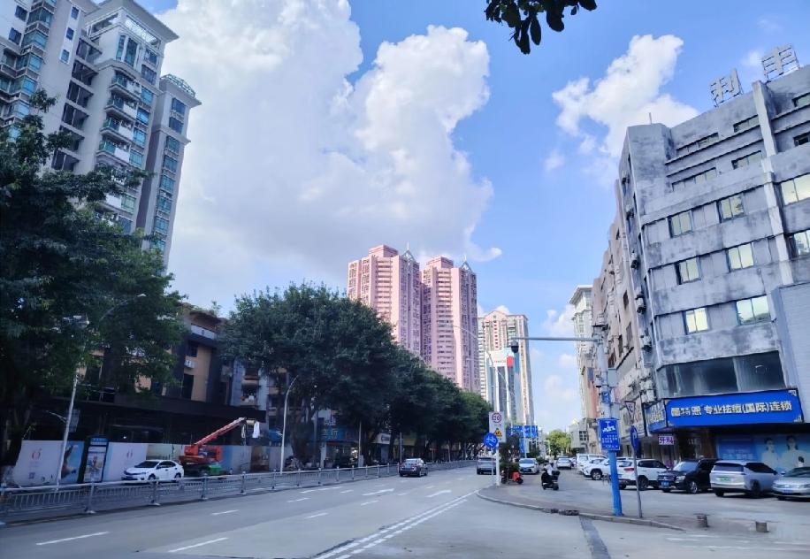 中山虽说平日里总在挖路修道路，但它可是广东仅有的两个有BRT快速公交的城市之一，