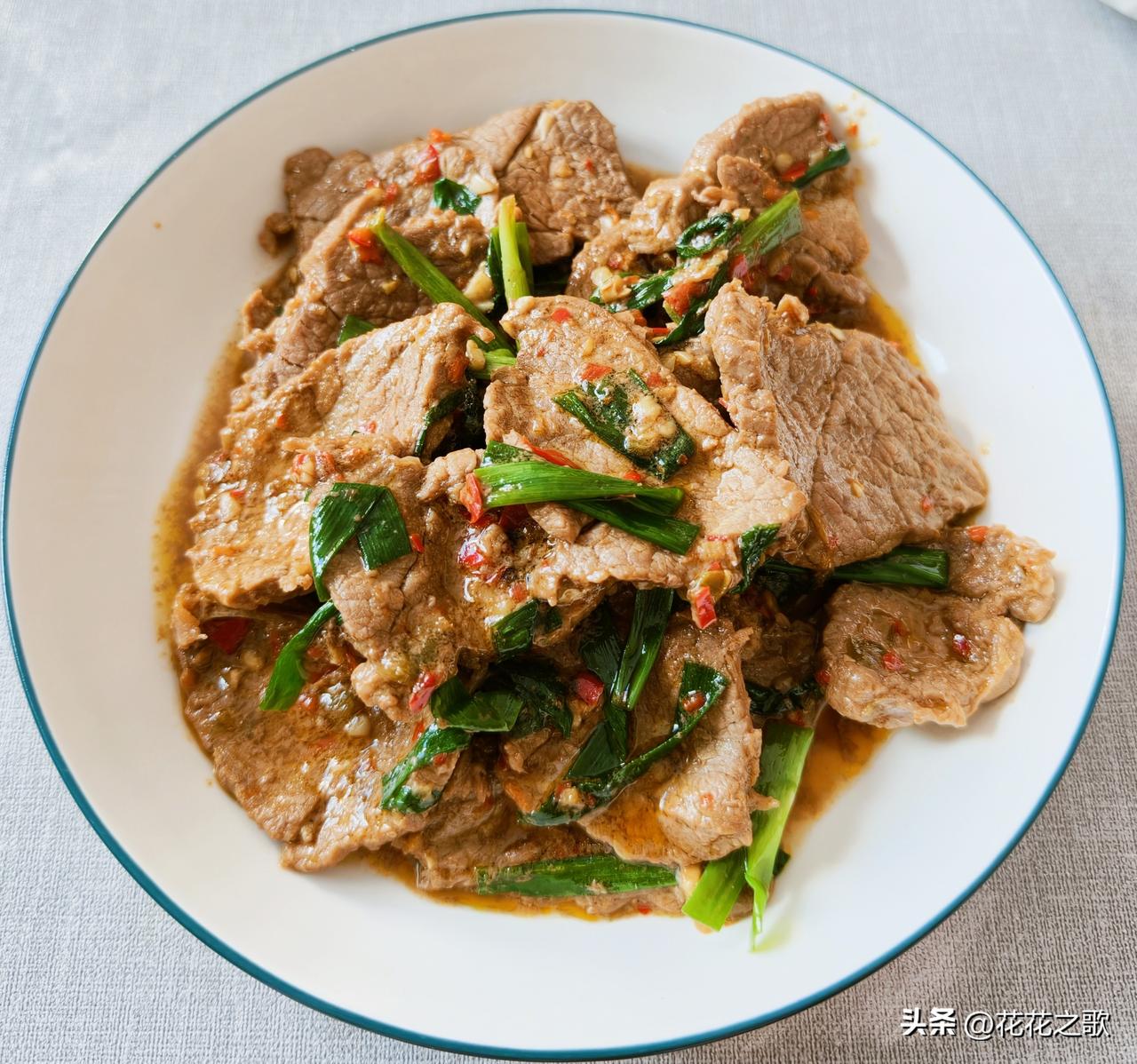 本来只打算用酸菜鱼的汤煮一碗刀削面，结果又觉得少点什么，干脆还是配点菜，一碗面两