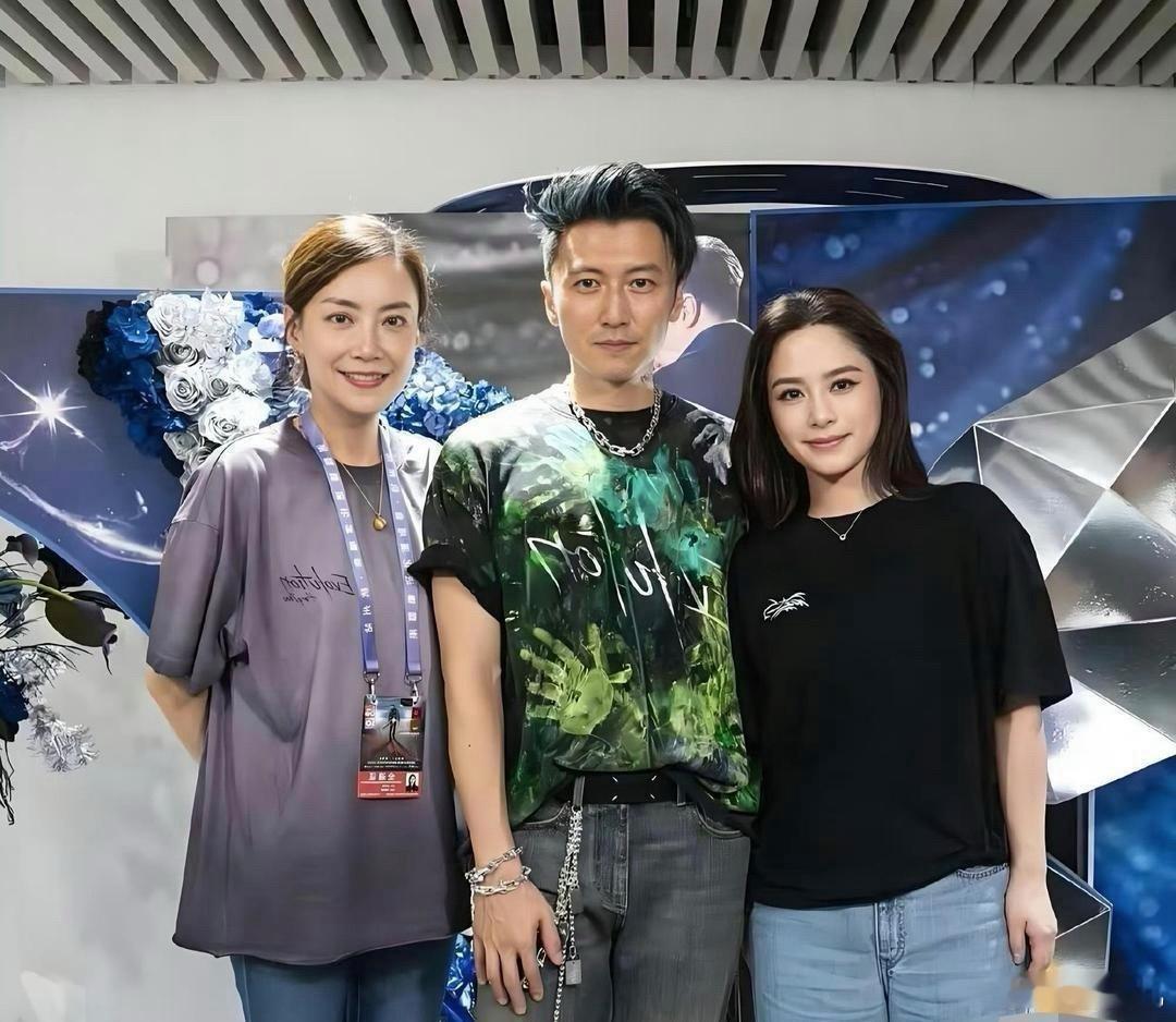 谢霆锋这是紧张了吗？有点不自然 