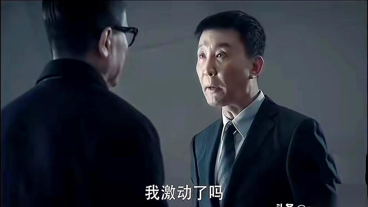 都说李达康头铁，敢硬刚省委副书记高育良。
其实根本不是头铁。
是他手里，早就捏着