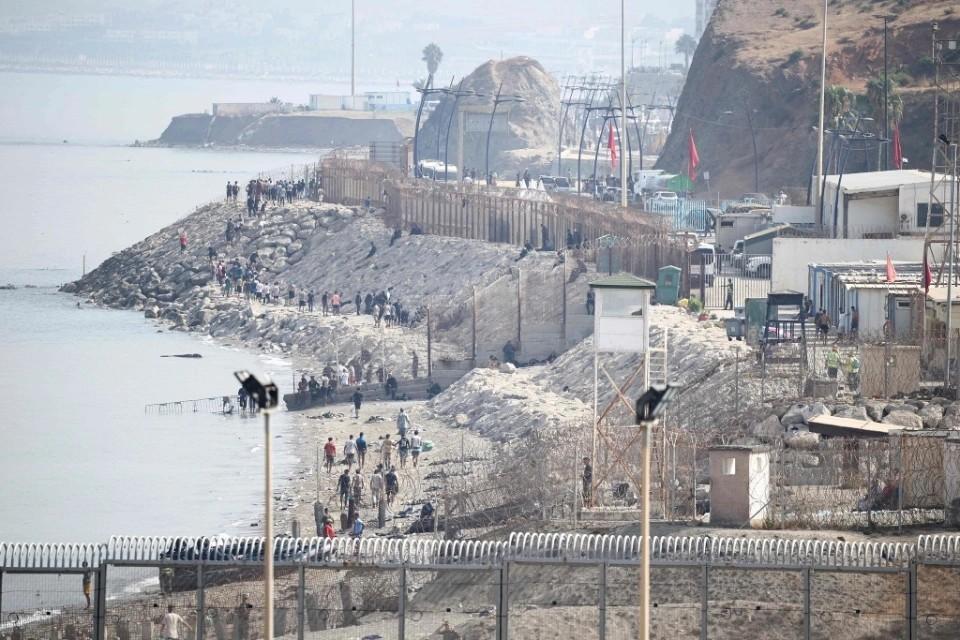 西班牙休达爆发的移民风波，数万人试图涌入这块北非飞地，大量人员被遣返回摩洛哥。