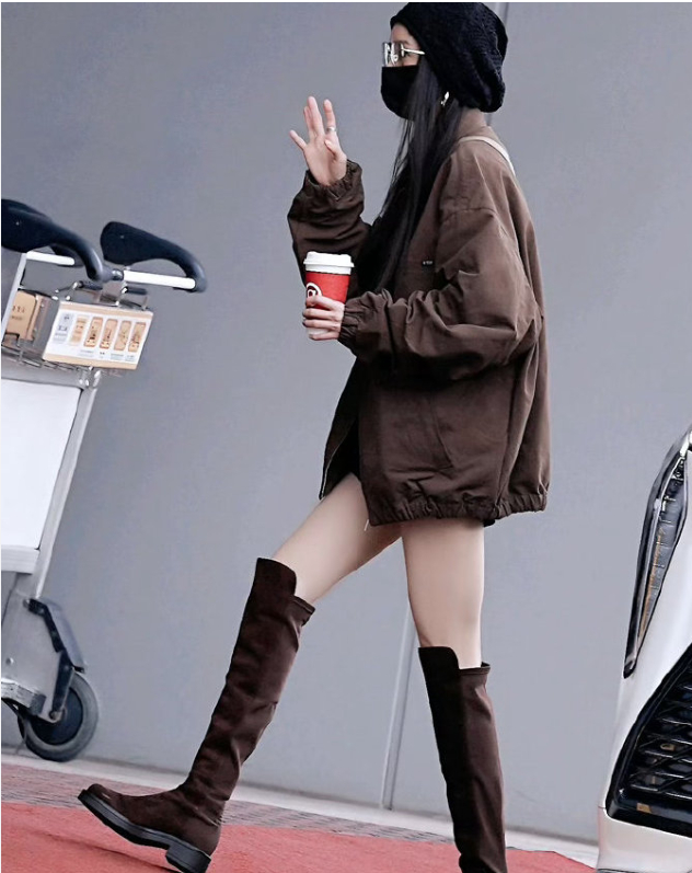 杨幂美拉德过膝靴机场穿搭，这套是杨幂标志性的“幂式下衣失踪”秋冬私服，走松弛随性