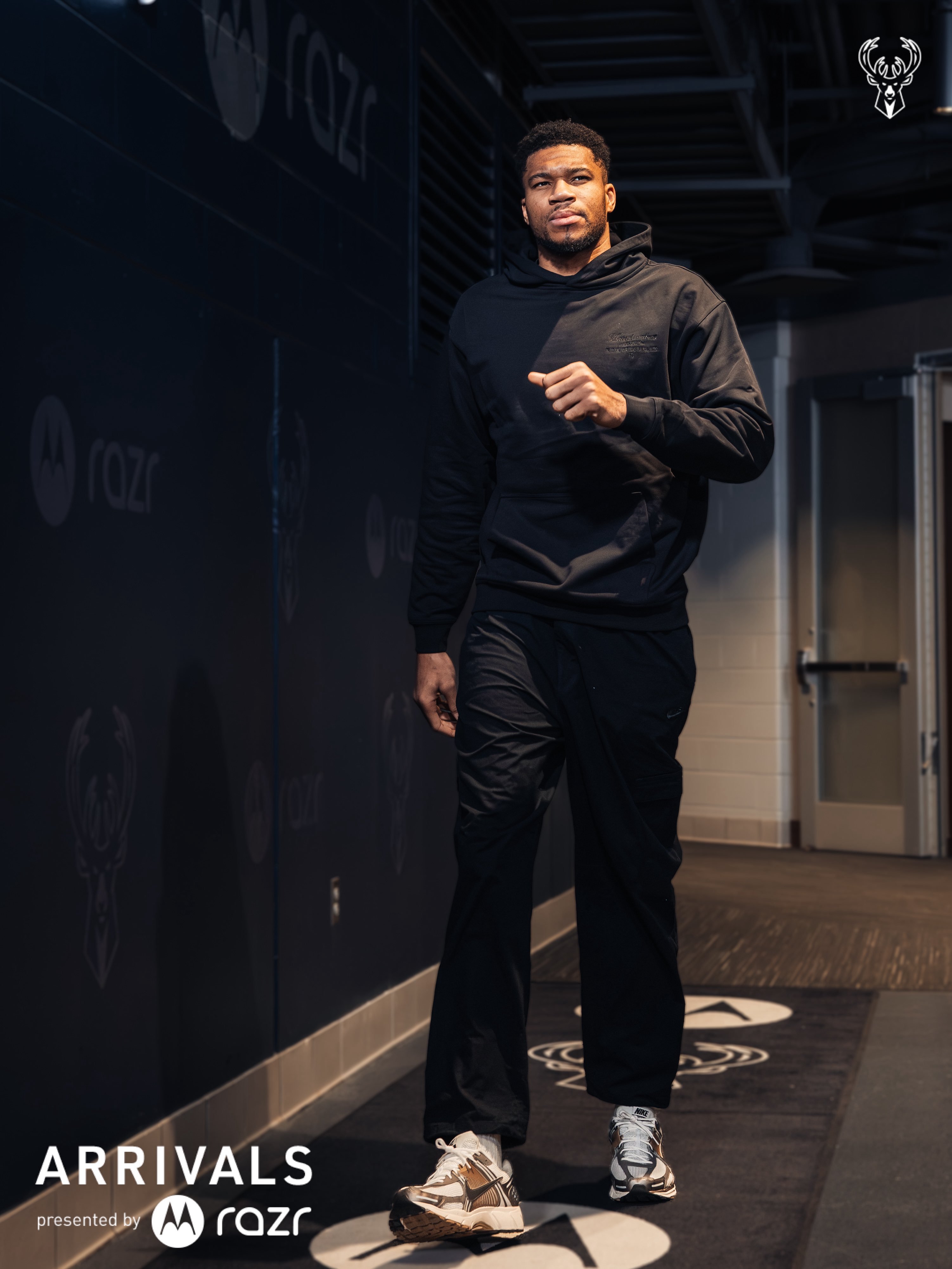 据Shams，扬尼斯·阿德托坤博将因为昨日遭遇的右小腿肌肉拉伤缺阵2到4周，对于