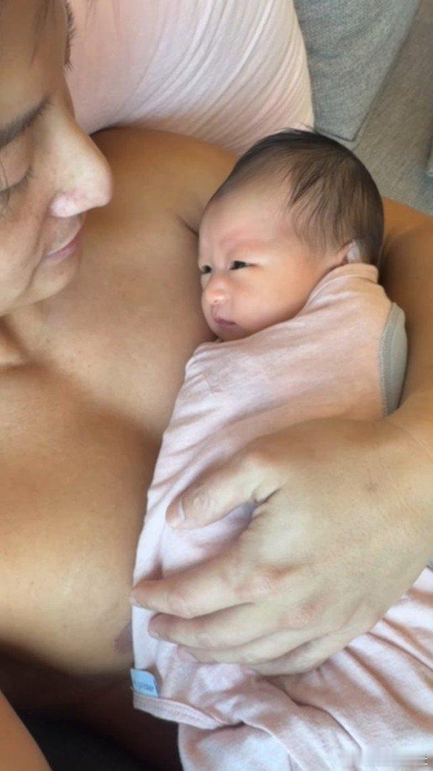 藝人方力申自前年公開認愛圈外女友葉萱（Maple）後，去年情人節無預警宣布在美國