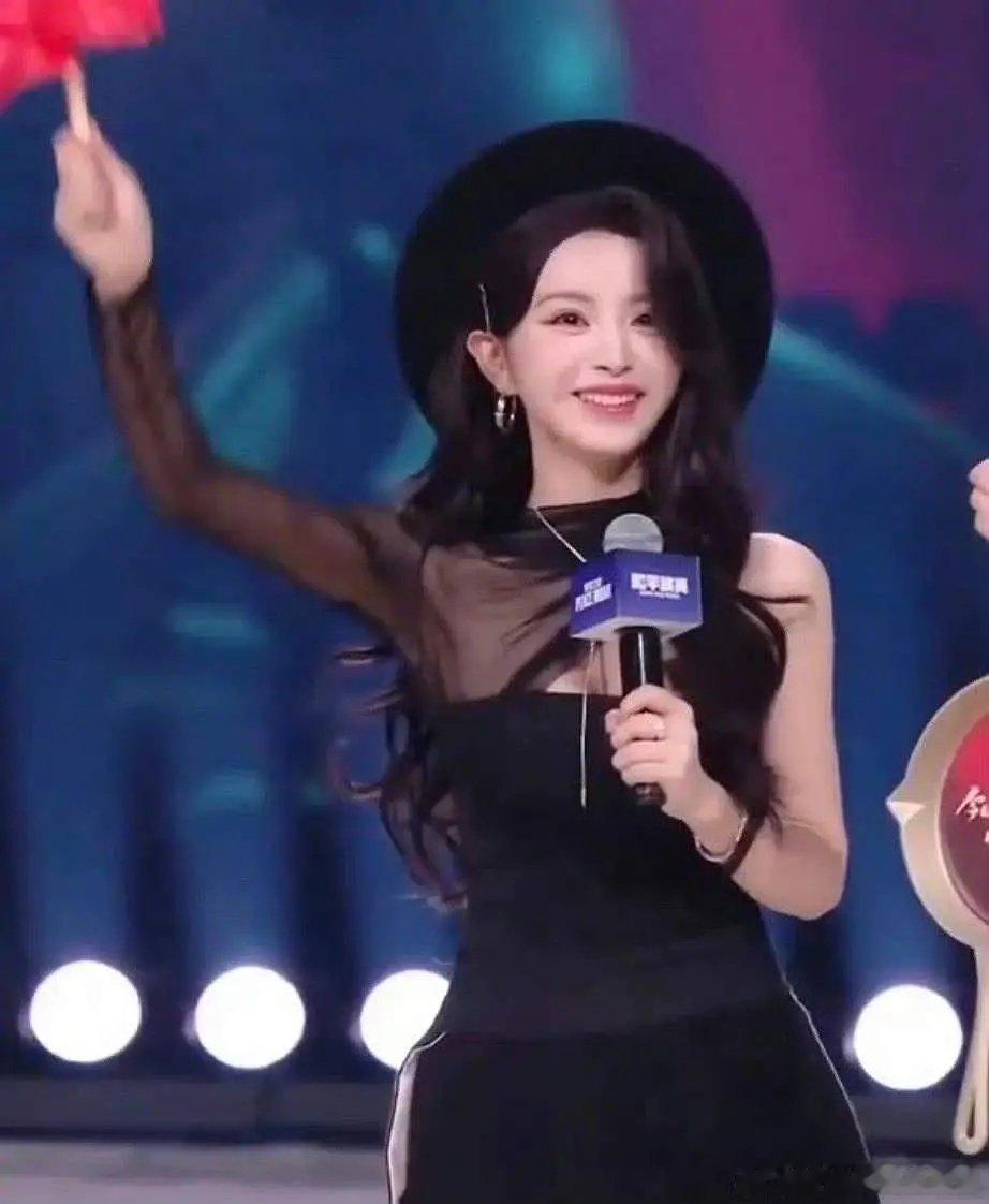 田曦薇没有了刘海之后确实很普 ​​​