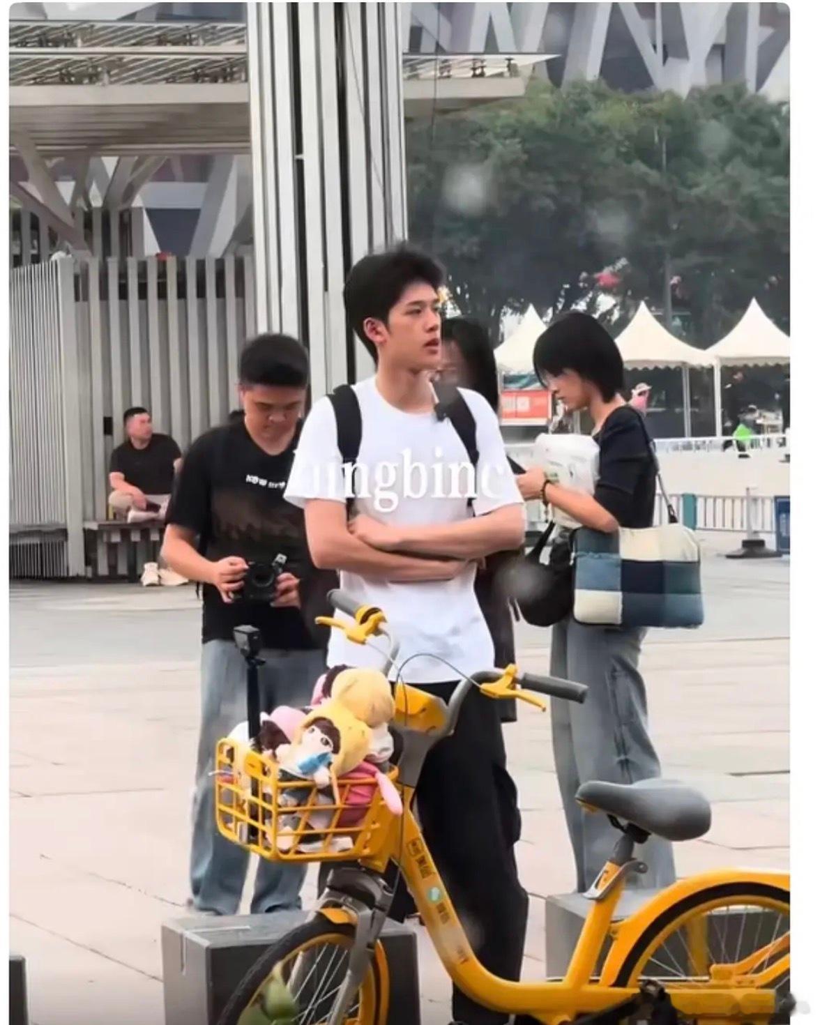 官俊臣去鸟巢被偶遇了，看起来是拍什么东西去了 
