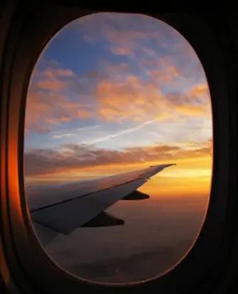 上联：一抹夕阳满天窗；
下联：？？？