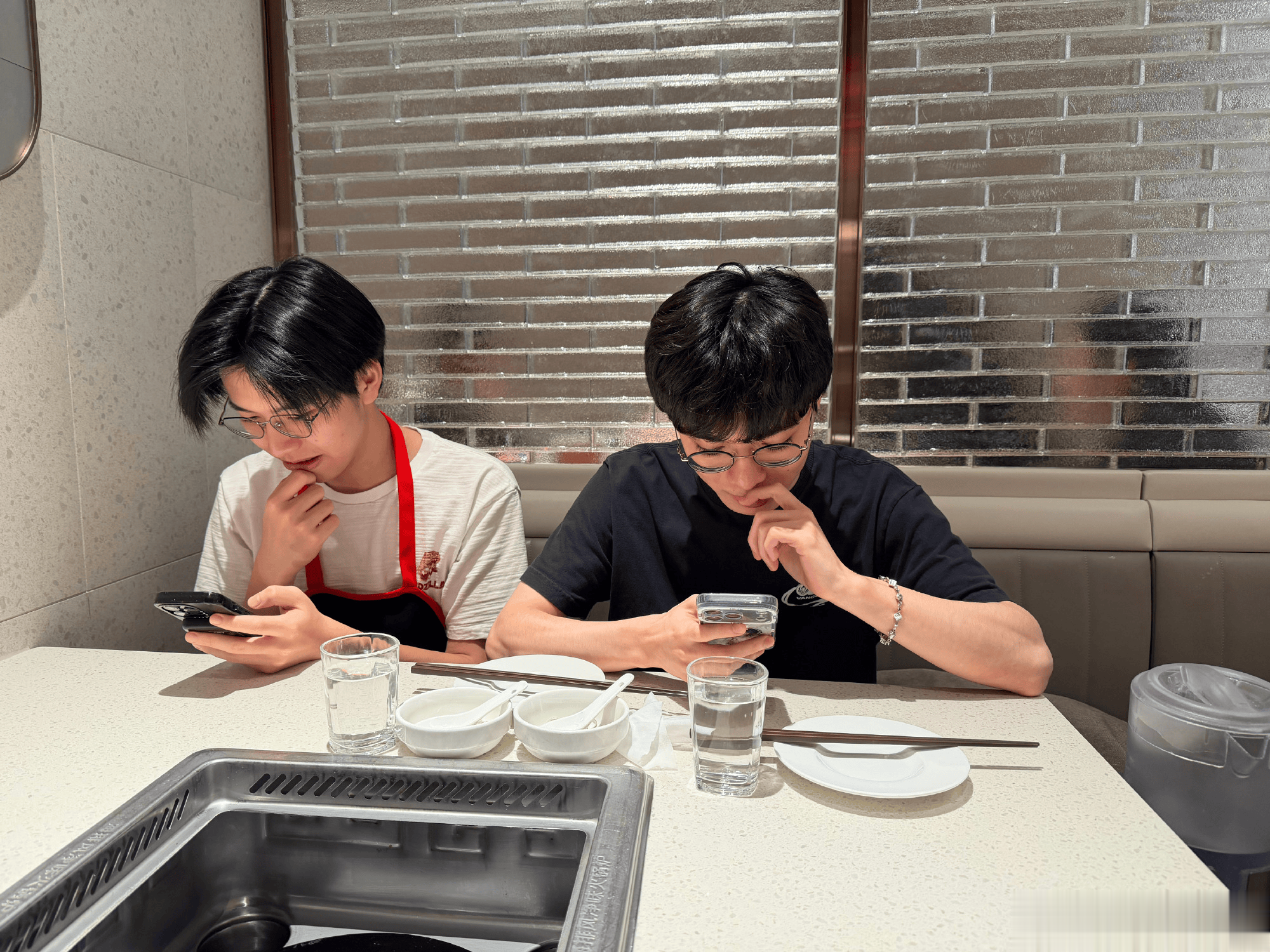 CFO打野Shad0w晒与队友吃夜宵：减肥好难，欺骗餐吃个海底捞