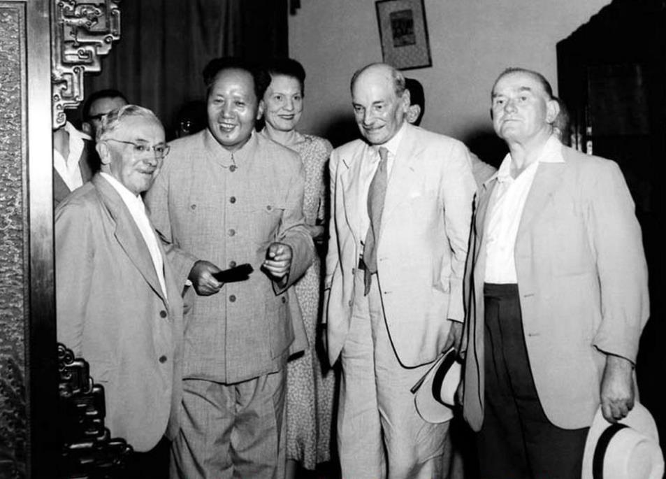 1954年8月24日毛主席会见英国工党代表团克.艾德礼(右一)时强调不同社会制度