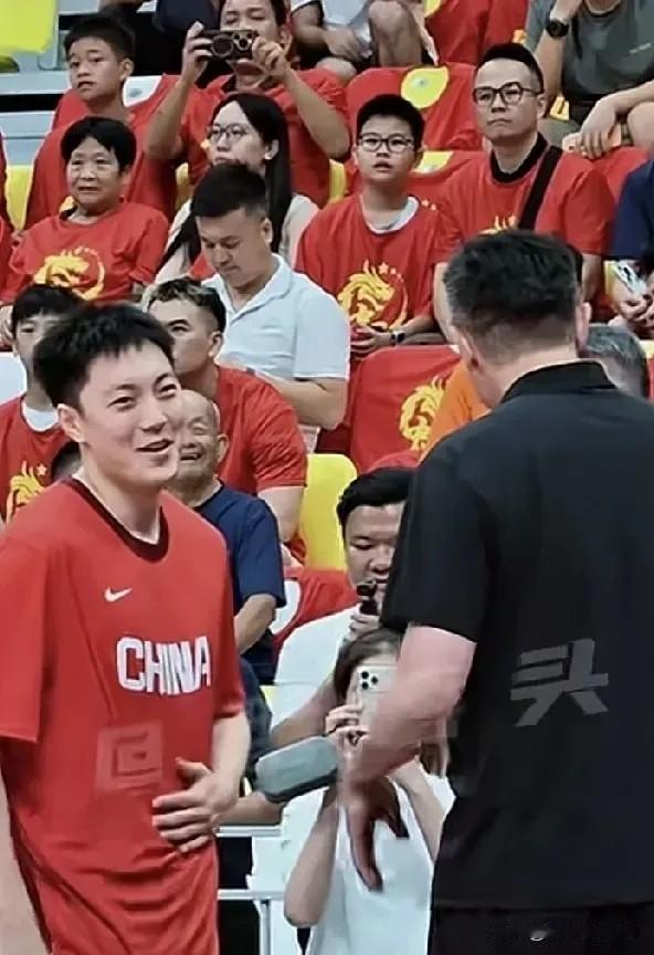 在场边观战，看到焦泊乔高效表现，杜峰心里五味杂全
 
佛山男篮热身赛落下帷幕，中