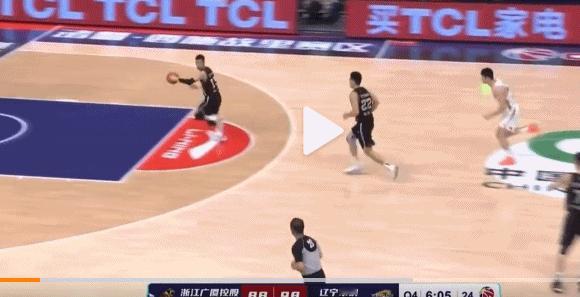 1234，还我艾伦，这口号已喊了一年之久，可每次都被辽宁队主场的DJ音乐盖过。