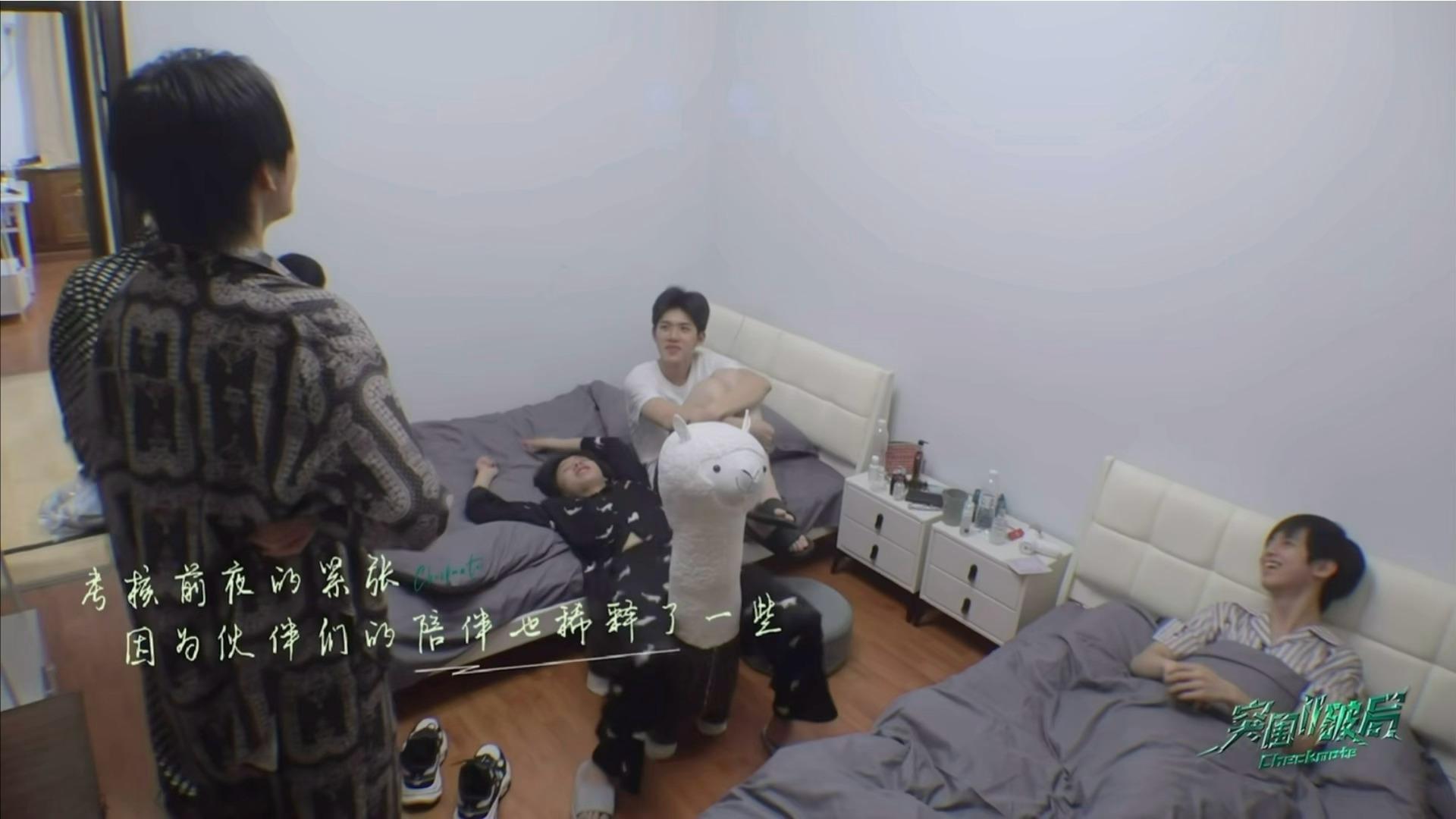 考核前一晚其实还是很紧张的 然后下一秒就叉着腰昂着头闪现另一个宿舍嘀哩咕噜聊天去
