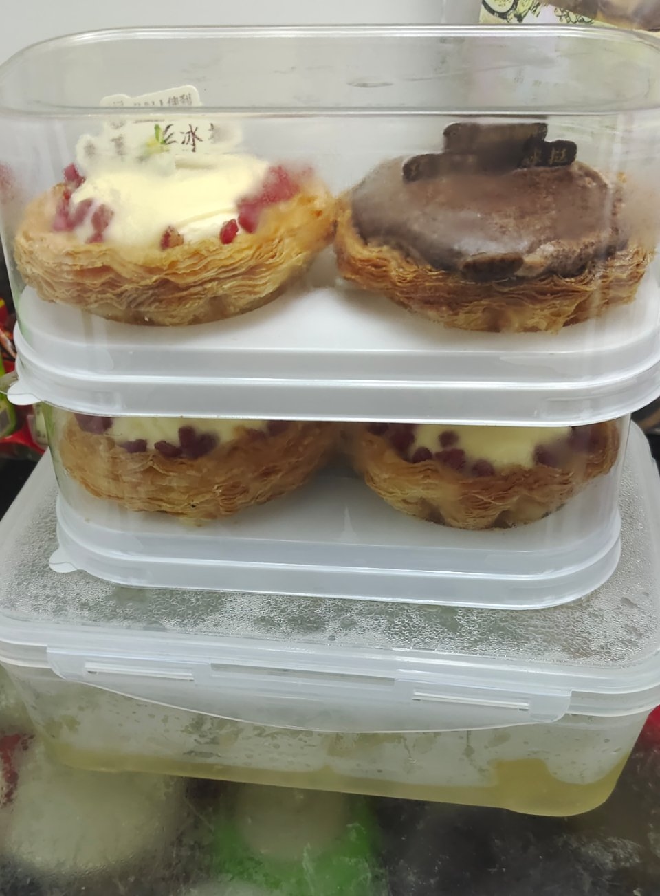 打开冰箱发现老妈买的蛋挞…………不知道为什么我很喜欢各种各样的甜品的外观但完全不