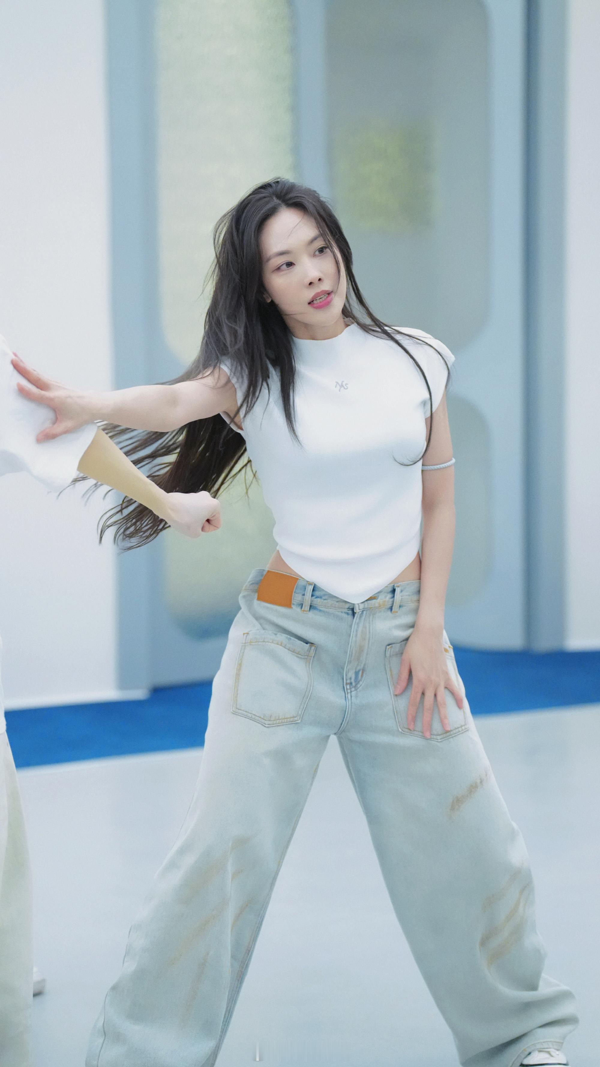 王霏霏浪姐后再唱宝莲时隔多年再唱《宝莲》，编曲变了，妆造变了，但那个一开口就能镇