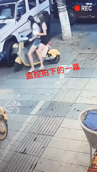 两名年轻女子骑电动车路过这里偶然发现旁边桌子上有一盒香烟？
她们佯装镇定，悄悄靠