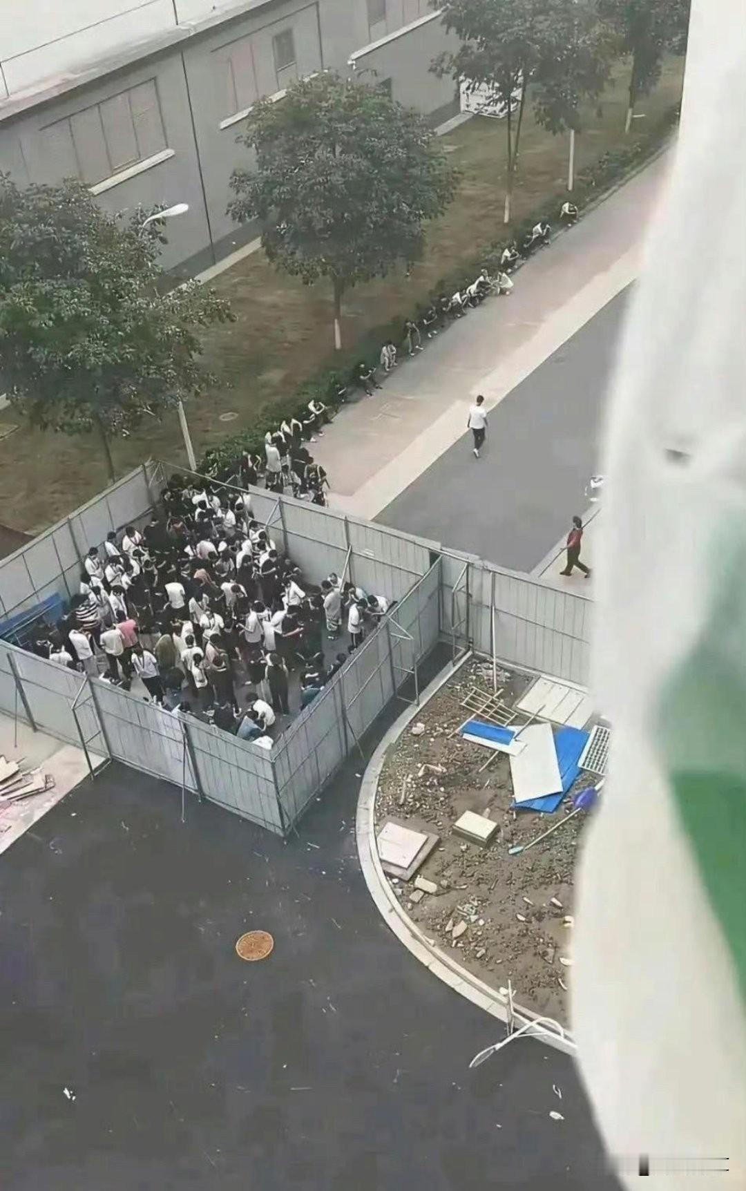 打工人苦，打工人的累感 这样设定的游戏规则是打工压力感 吸烟处！