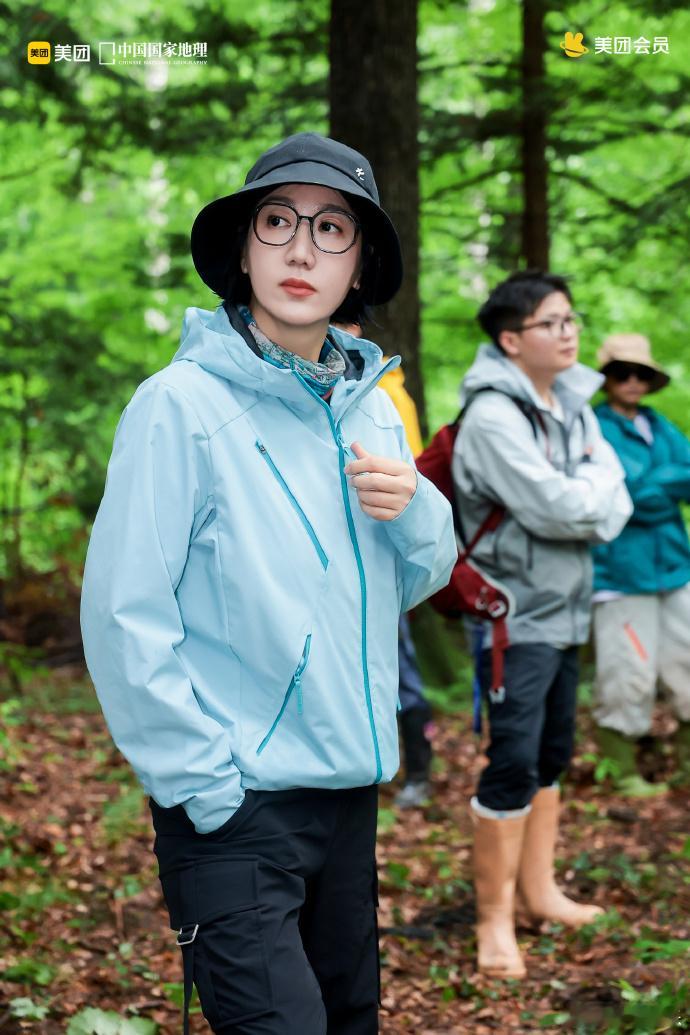 易立竞把对谈搬到了长白山 易立竞和普通人一起徒步聊天，这个画面莫名很有吸引力。大