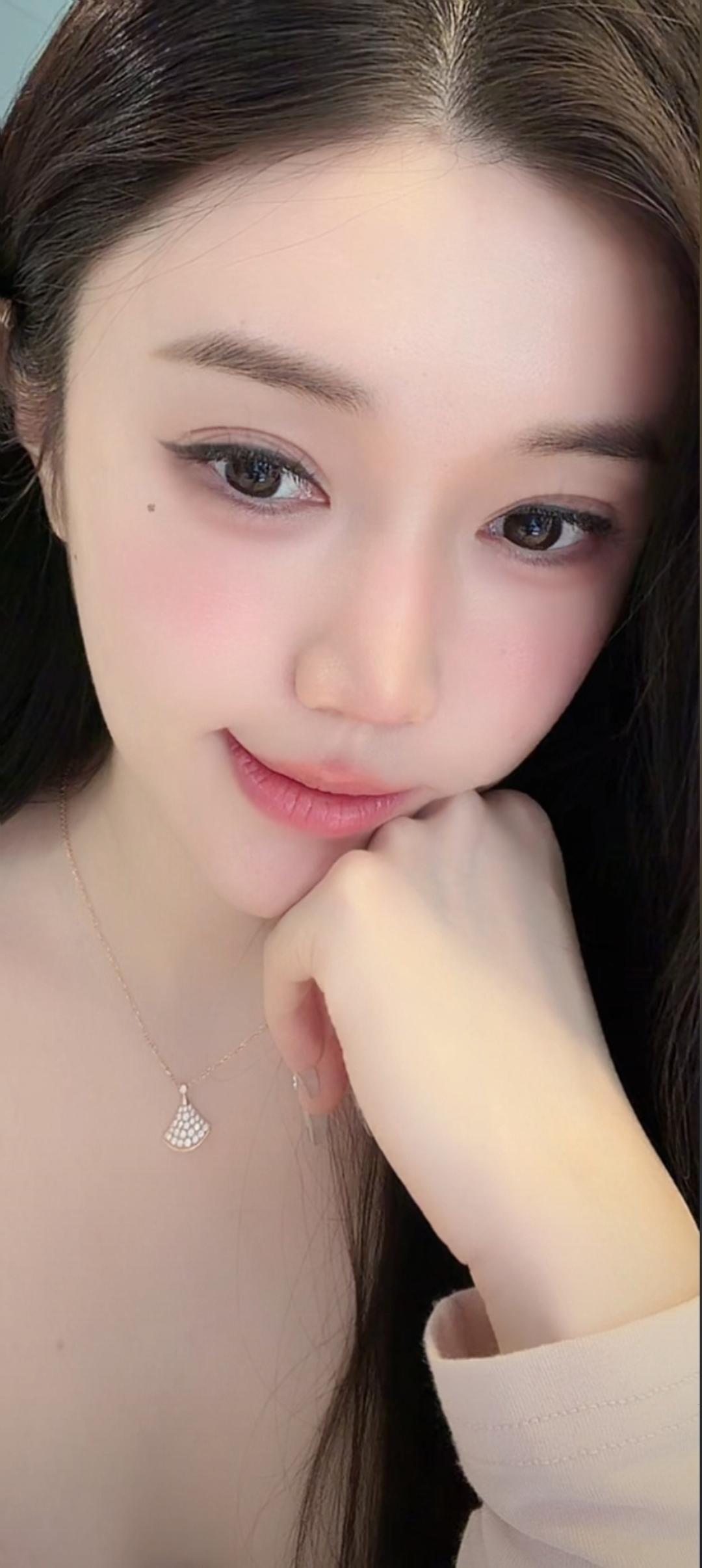 这位美女在微笑，看着镜头。