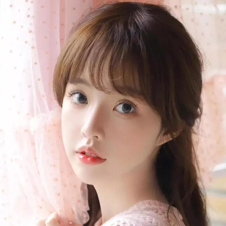 温柔甜美的少女，梦幻的粉色背景，眼神如星星般闪耀！🌸✨