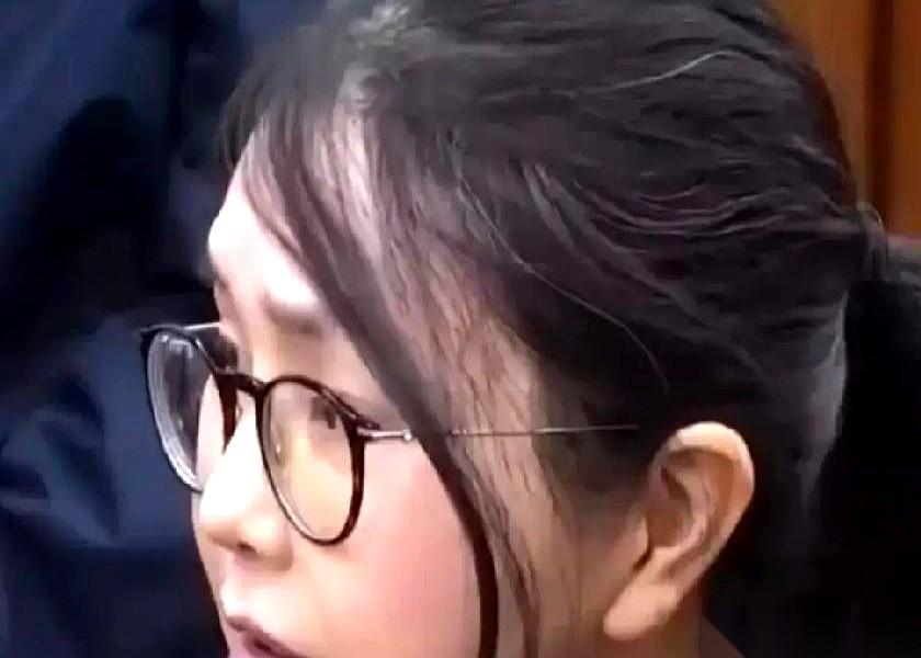 消失了一阵子的金建希，这次直接出现在了法庭上。
没了往日雷打不动的精致浓妆，她架