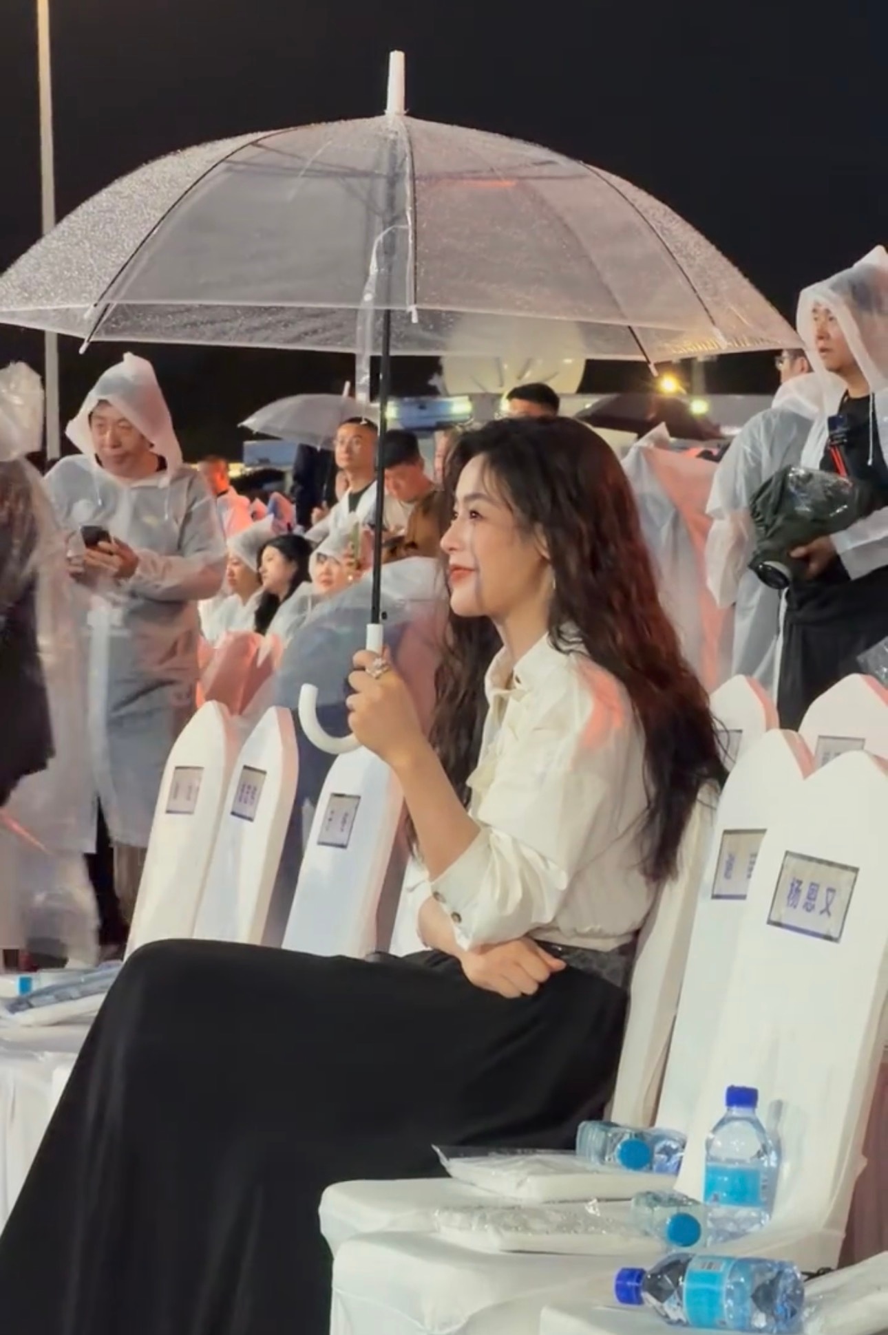 你们知道我孩儿是多么好一个人吗下雨撑伞是偏向工作人员明明行程赶的不行 也不会迟到