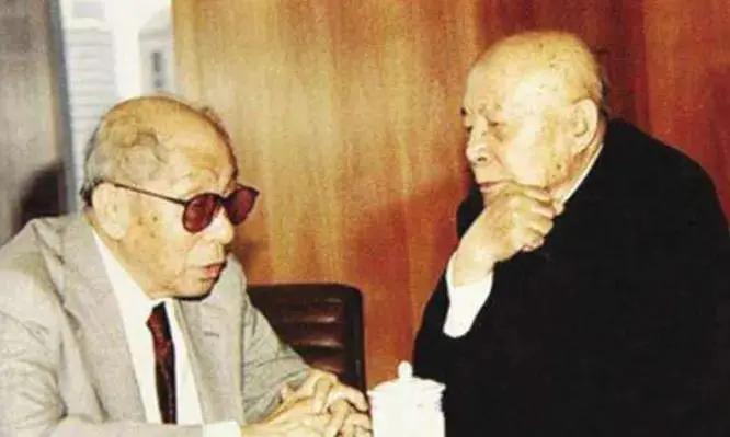 1991年吕正操赴纽约探望张学良。当时张学良感慨地对吕正操说，当年吕正操离开东北