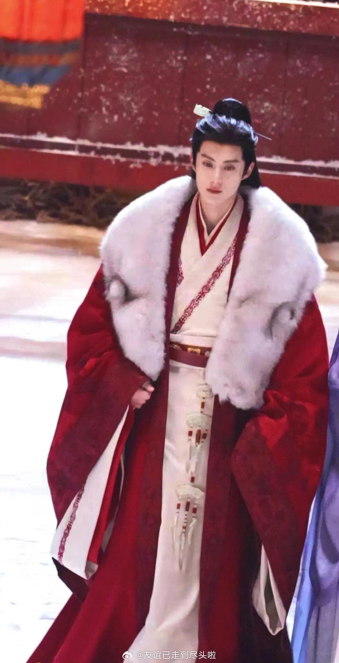 新丽还是听劝，把王鹤棣开机官宣照的束发造型改成披发了。东方青苍珠玉在前，王鹤棣古