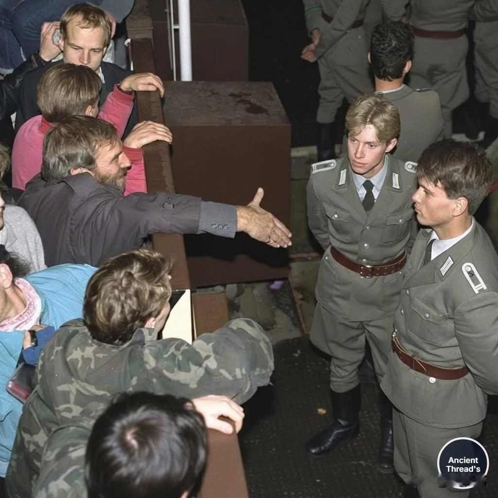 柏林墙倒塌后，东柏林士兵拒绝与西柏林人握手。（1989年）