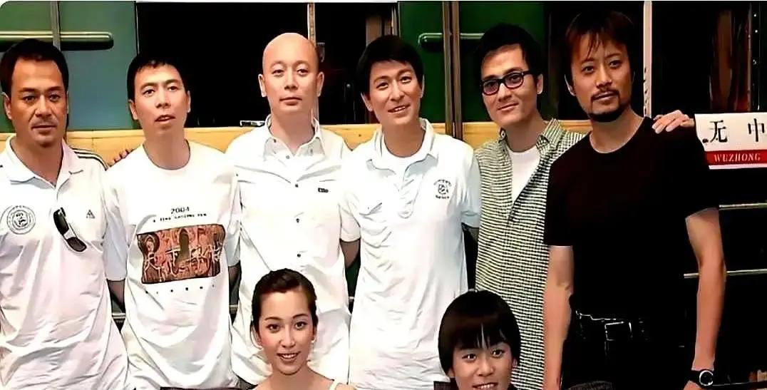 冯小刚这5个亿，根本不是拍电影。
 
这钱，是砸进港股，为上市公司拉升股价的资本