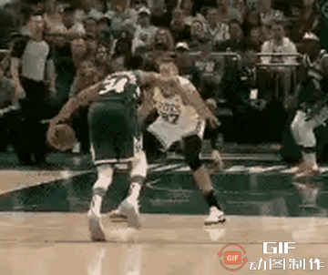 球鉴：詹姆斯附身了？字母哥走了几次步？
#NBA那点事#