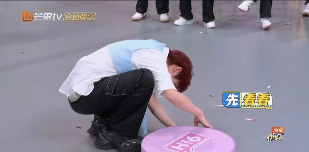 虽然但是，小丁勇敢飞！这种积极参与、大胆尝试的样子真的闪闪发光！ 丁程鑫试图贴脸