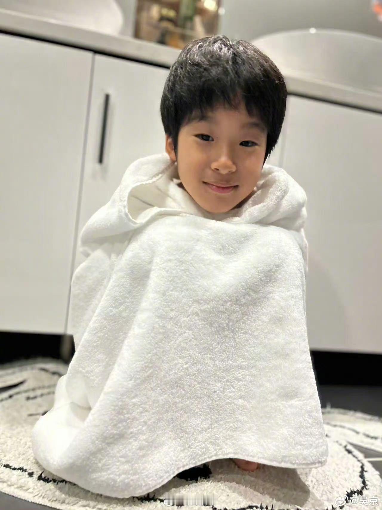 吴京真在家带娃了 吴京在家带娃晒出的照片里满是温柔，一直默默做好后盾，让谢楠安心