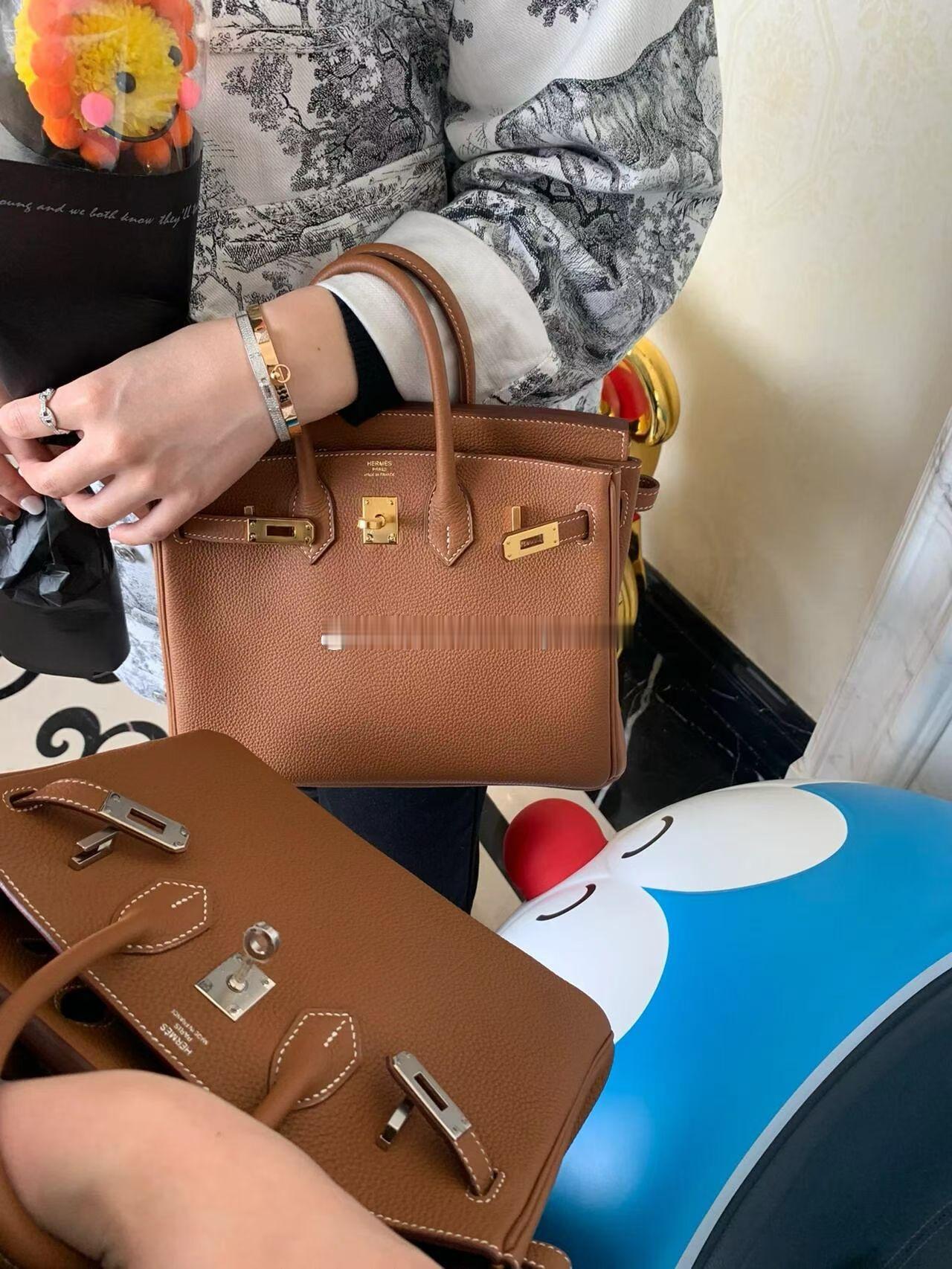 Birkin 25•金棕 🍂秋日氛围感代表色。柔和的暖棕质感，不张扬，越看越有