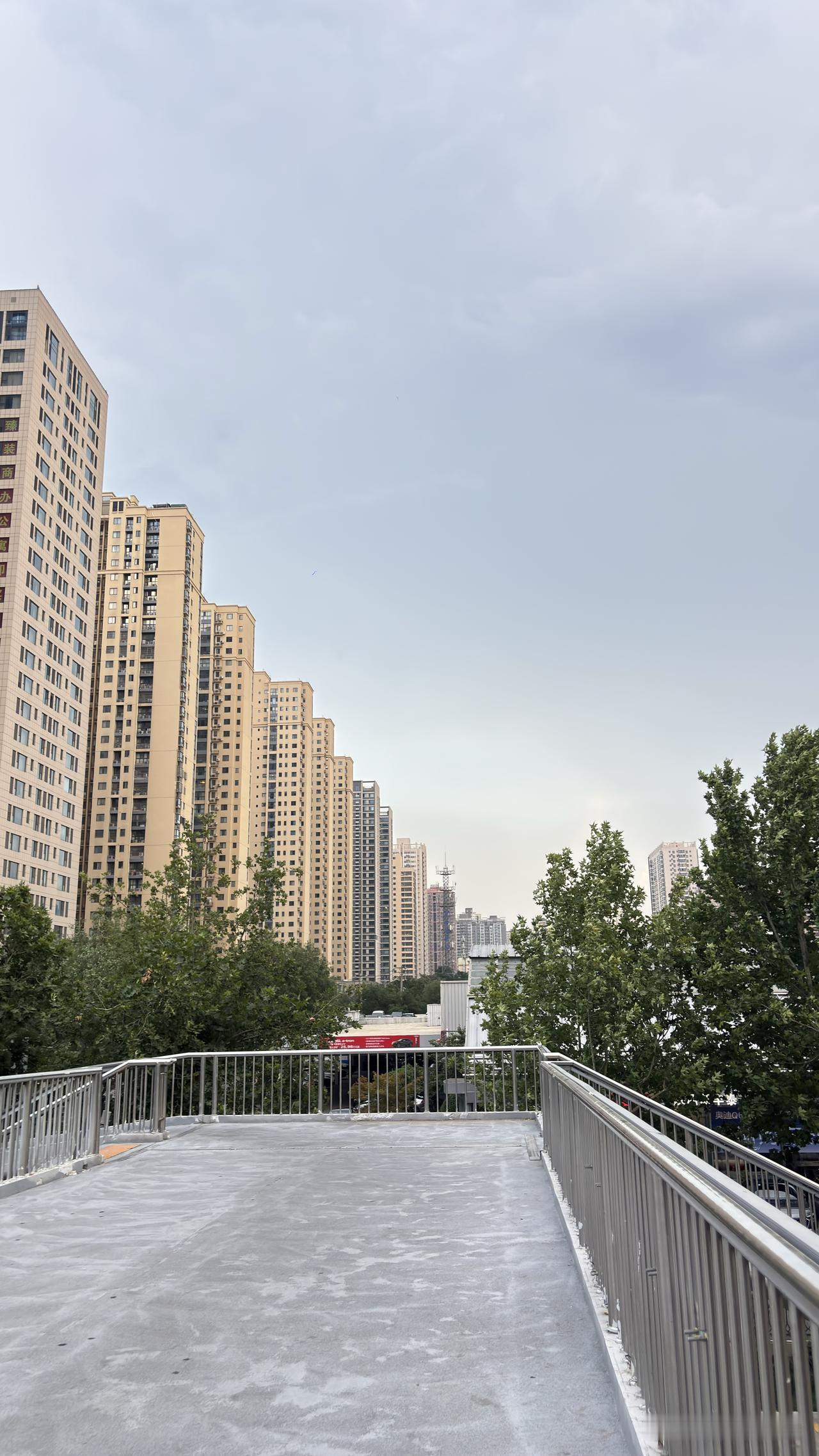 西安昨天下班时候，北郊这里还是晴天，到晚上下雨了，网上看到三桥的雨大，好多彩钢瓦