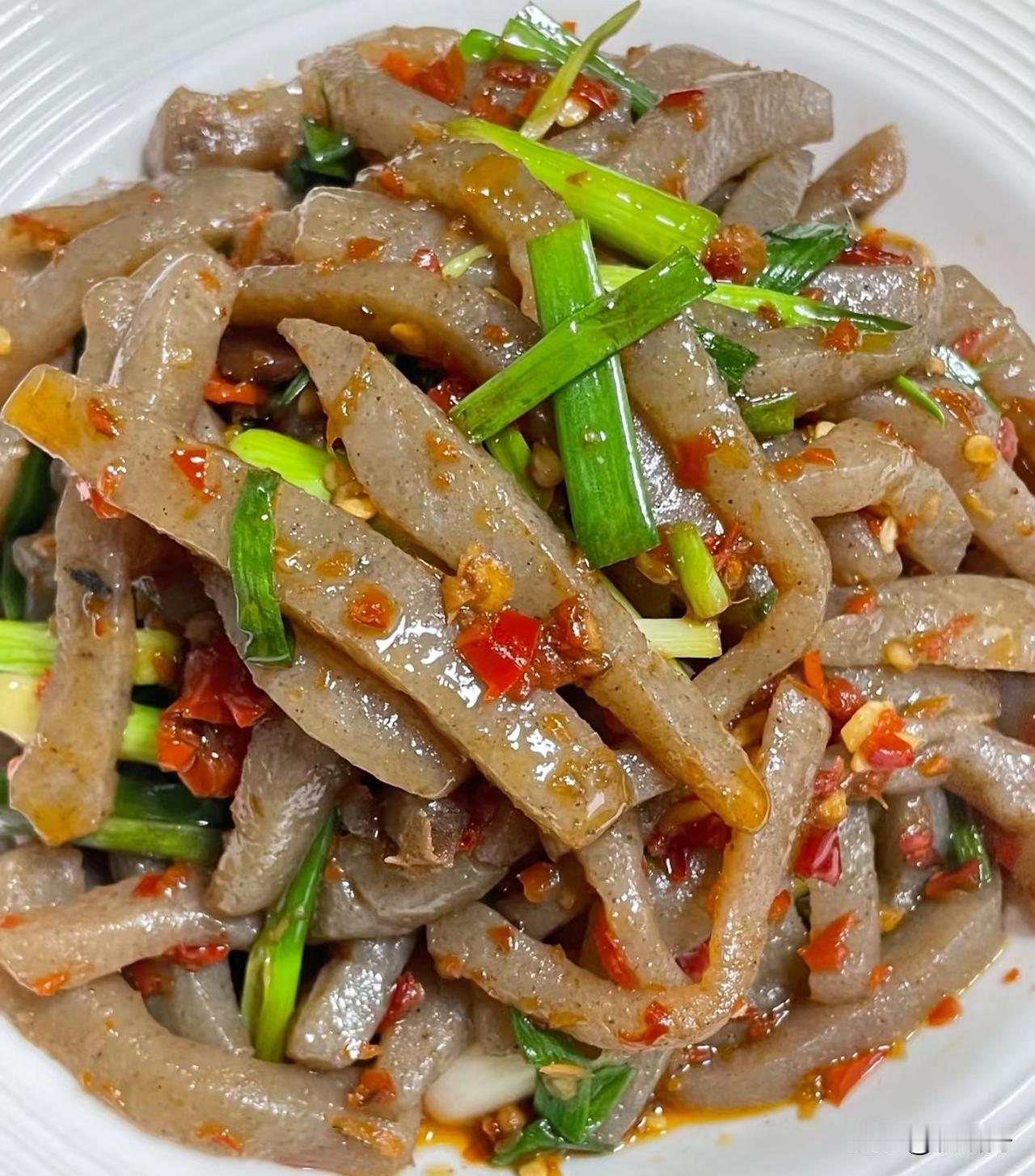 被低估的10种养生食材
其实很有用
一、鱼腥草（多种天然养分，凉拌煲汤都行）
二