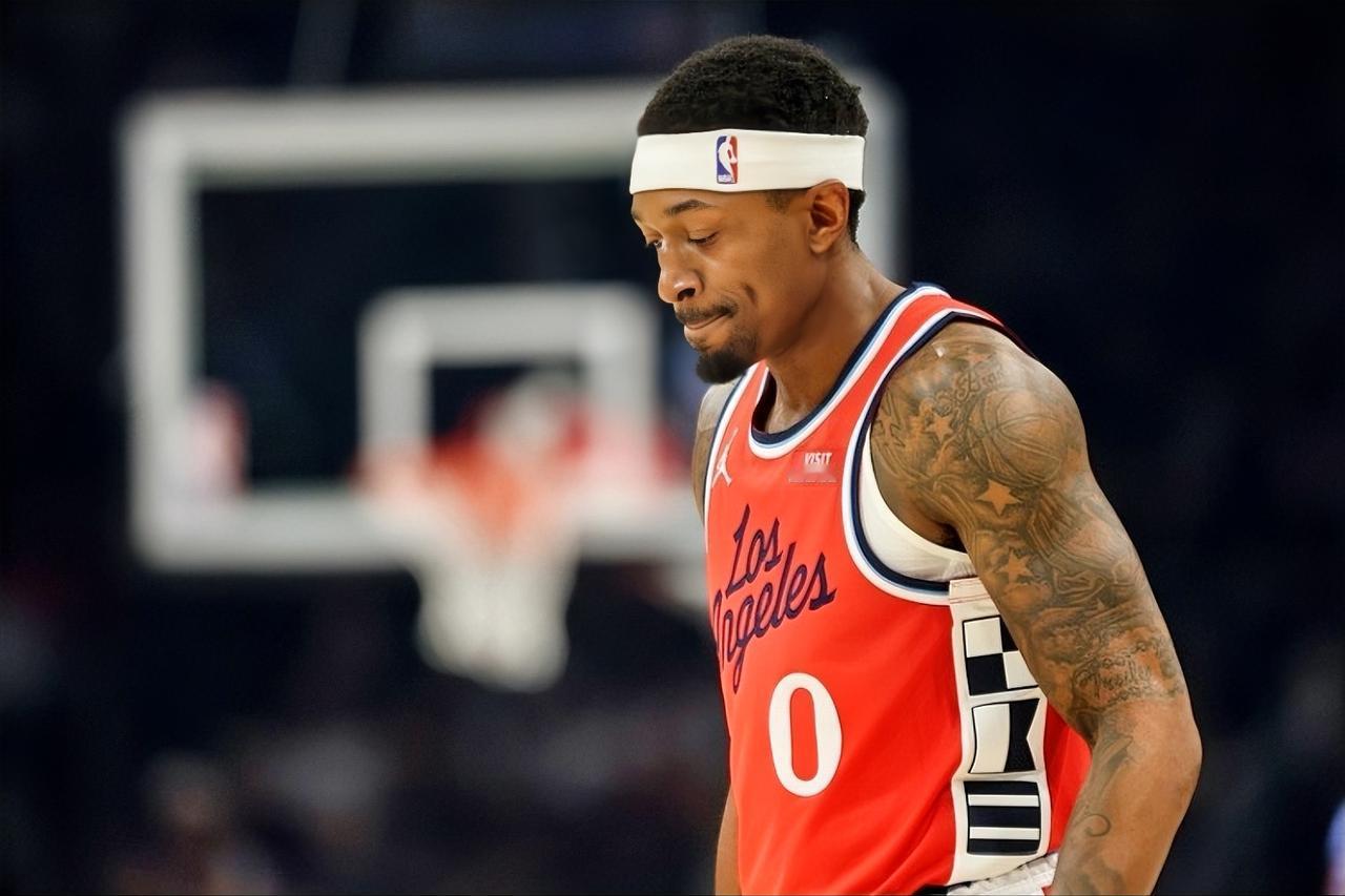 哈登：卡子哥，怎么感觉新赛季快船这阵容没上个赛季强啊？？？
小卡：阵中不是来了比