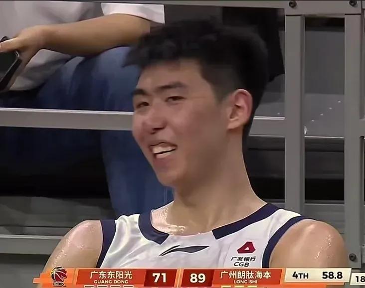 比赛进行到第四节这个关键节点，徐昕从场上下来时可能还没料到会有这样的场面，看台上