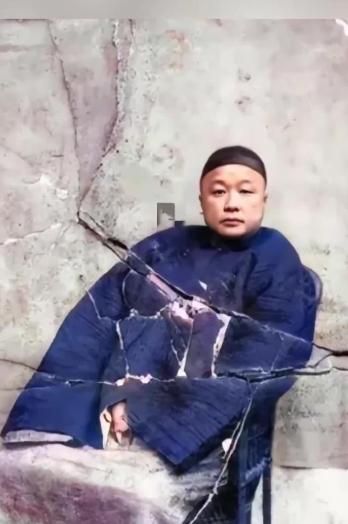 1894 年甲午海战爆发，民族英雄邓世昌率领舰队，与日本海军展开殊死激战，面对敌