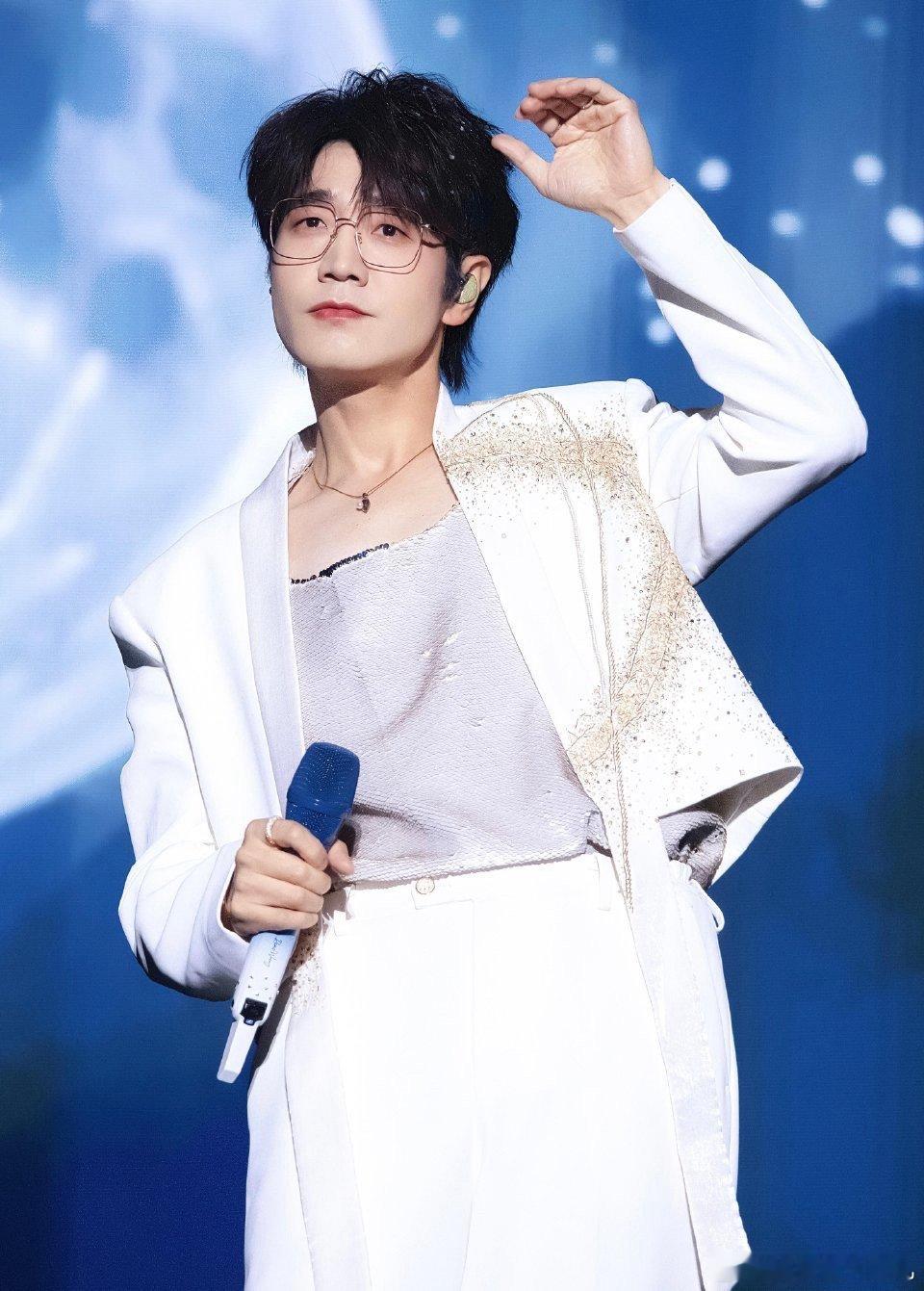 想问王铮亮时间到底去哪了 亮哥，时间是不是都变成了您音乐里的“见证者”？从春晚舞