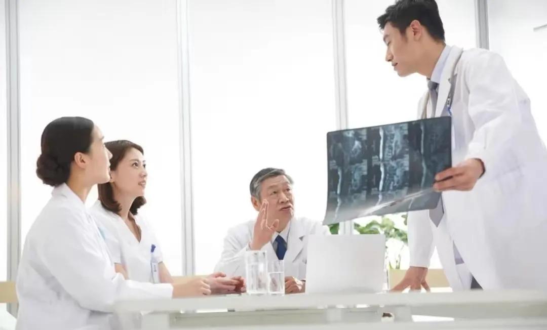 有专家提出，医生实行年薪制，很多人认为非常好。从一医院信息得知改革后，医生收入就