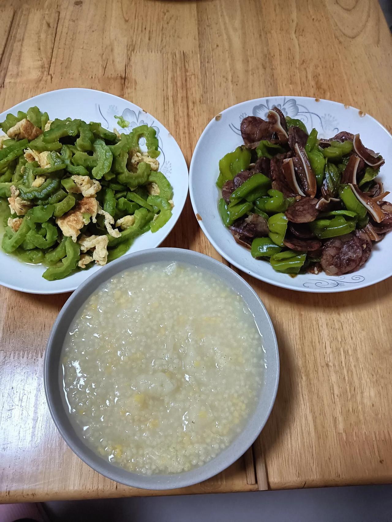 今天中午我一个人，给自己炒了两个菜。平时总是一个人，不想麻烦，随便对付一点，但是