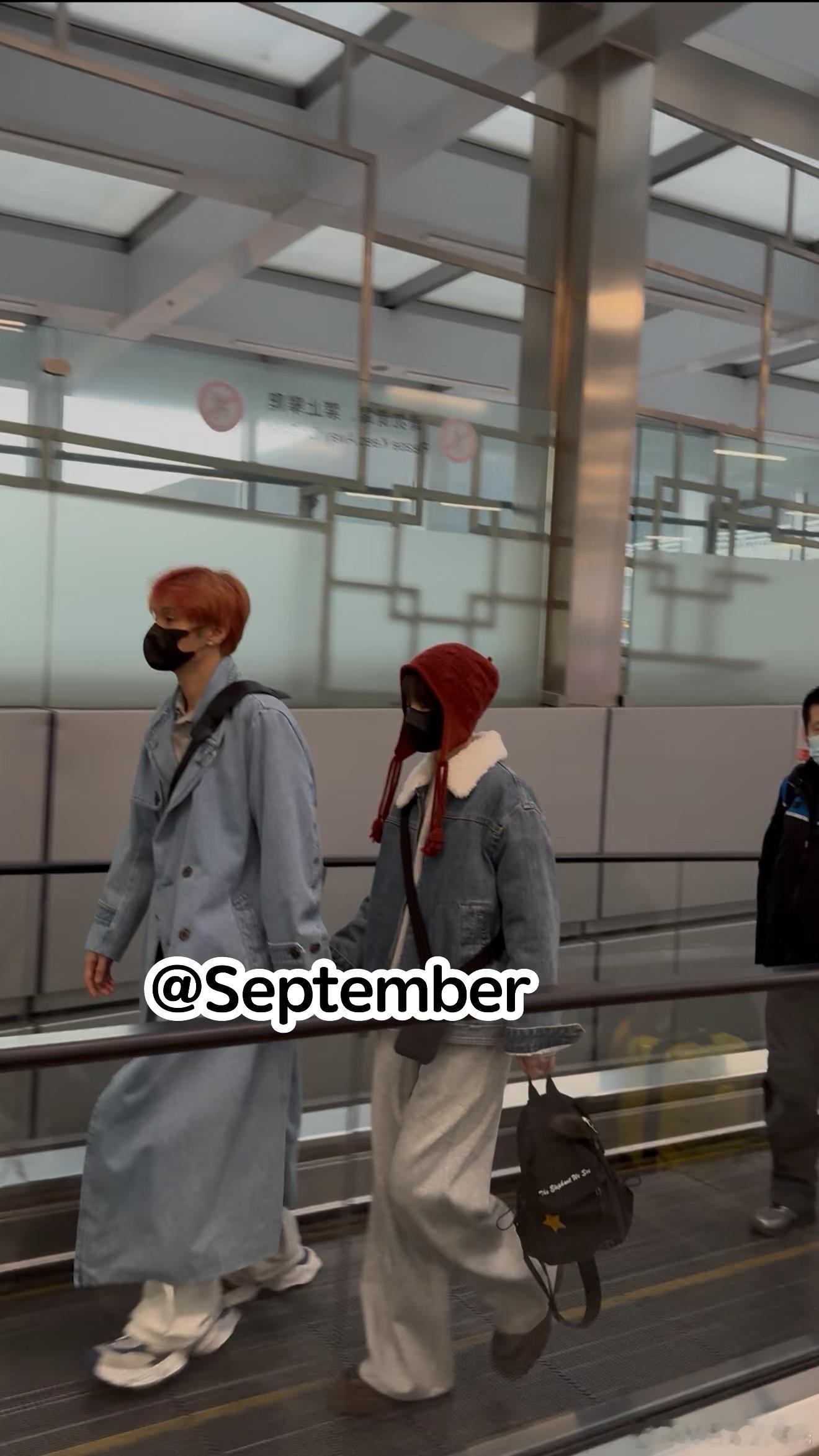 杨丞琳头靠李荣浩肩上网友偶遇李荣浩和杨丞琳，乘坐电梯时只见杨丞琳头靠在李荣浩肩上