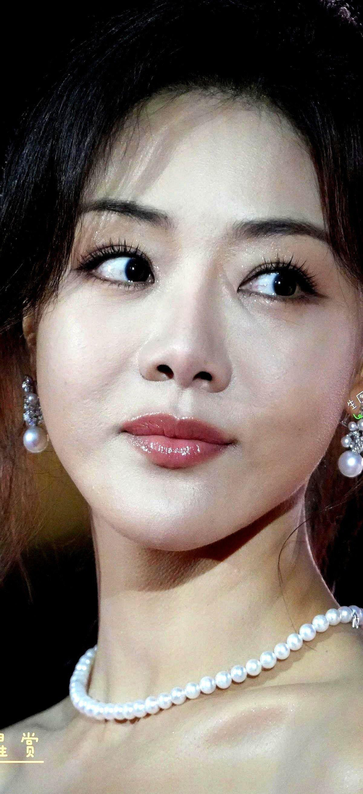 邓家佳顶着三小时妆，往脸上贴皱纹，演70岁外婆。
没人喊她女神了，但她演得比谁都